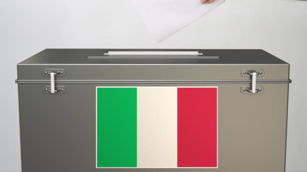 Hand zetten van papier stembiljet in stembus met vlag van Italië. Verkiezingsgerelateerde clip — Stockvideo