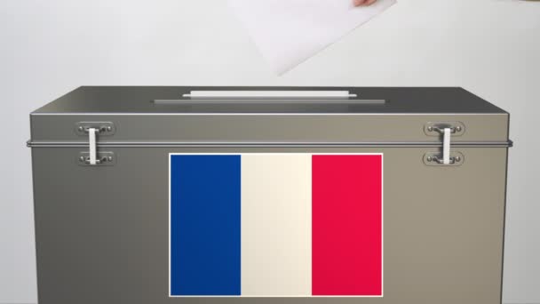 Mise à la main du bulletin de vote en papier dans l'urne avec drapeau de la France. Clip lié aux élections — Video