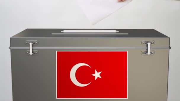 Mettre le bulletin de vote en papier dans l'urne avec le drapeau de la Turquie. Clip lié au vote — Video