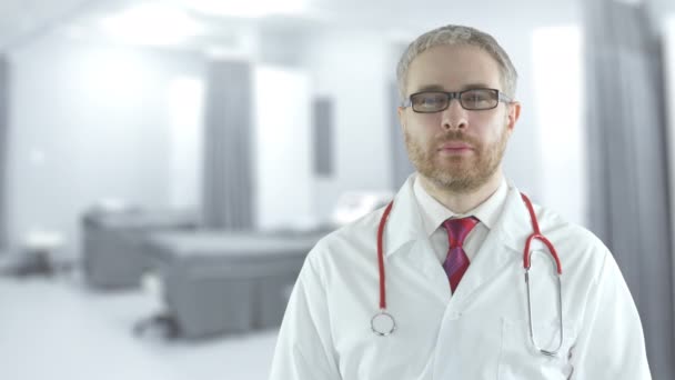 Retrato de un médico barbudo con gafas. Disparo en la cámara roja — Vídeo de stock