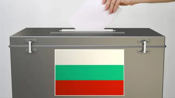 紙の投票をブルガリアの国旗の付いた投票箱に入れる。選挙関連の3Dレンダリング — ストック写真