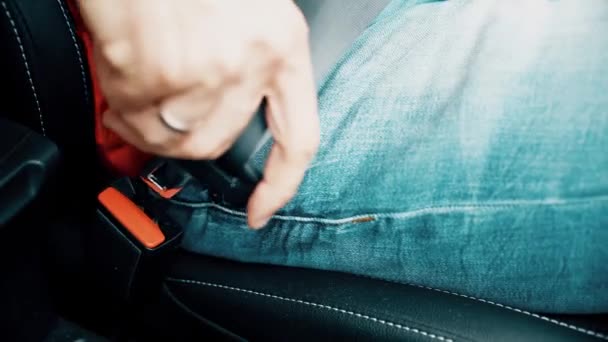 Man buckles up or fastens his seat belt. Road traffic safety related shot — Stock Video