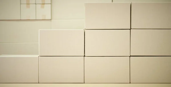 Escaleras hechas con cajas de cartón en blanco —  Fotos de Stock