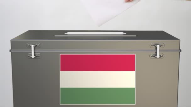 Mettere schede elettorali in urna con bandiera ungherese. Clip relativa alla votazione — Video Stock