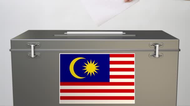 Mão colocando cédula de papel em urna com bandeira da Malásia. Clipe relacionado à eleição — Vídeo de Stock