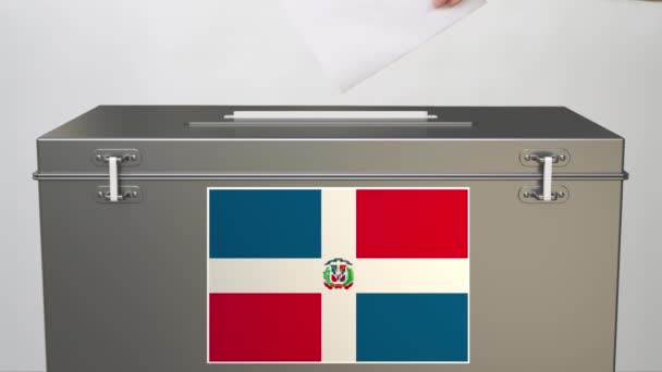 Положить бумажный бюллетень в урну для голосования с флагом Доминиканской Республики. Клип, связанный с голосованием — стоковое видео