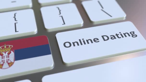 Online Namoro texto e bandeira da Sérvia no teclado. Animação 3D conceitual — Vídeo de Stock