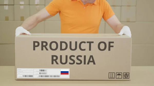 Gran caja de cartón con texto impreso PRODUCTO DE RUSIA en el lateral — Foto de Stock