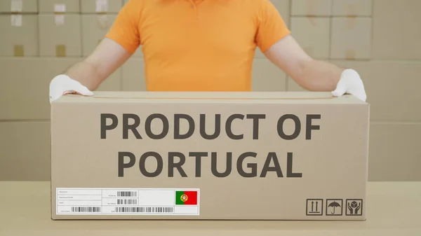 Μεγάλο χαρτοκιβώτιο με το προϊόν της Πορτογαλίας τυπωμένο κείμενο στο πλάι — Φωτογραφία Αρχείου