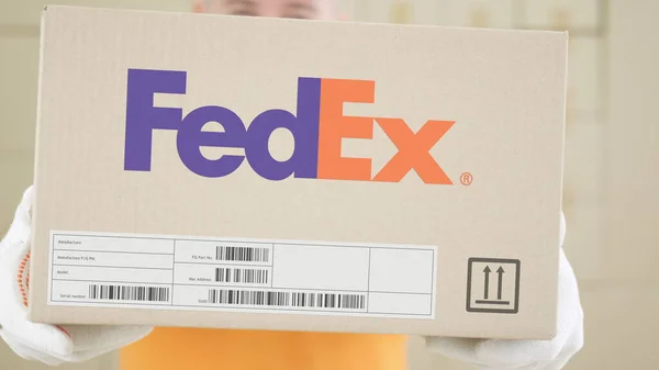 Kartong med tryckt FEDEX-logotyp. Redaktionell begreppsbild — Stockfoto