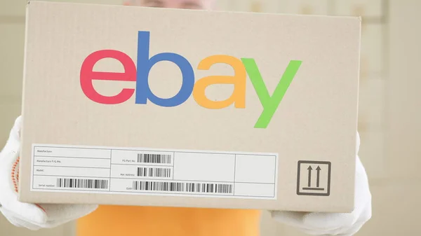 Caja de cartón con logo EBAY impreso. Tiro conceptual editorial —  Fotos de Stock