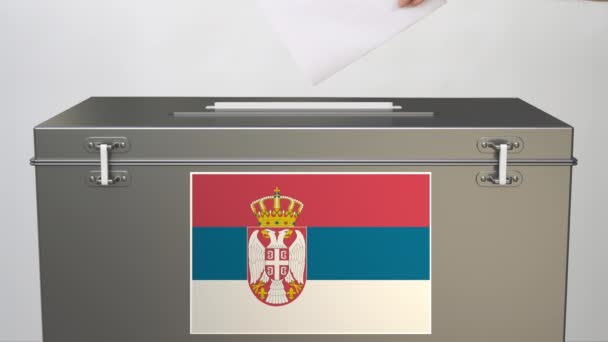 Serbiens flagga på valurnan och handuppställning av röstsedlar — Stockvideo