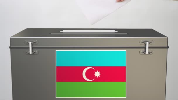 Colocando cédula de papel em urna com bandeira do Azerbaijão. Clipe relacionado com a votação — Vídeo de Stock