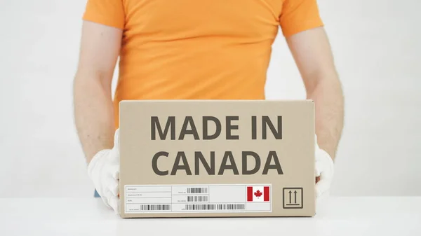 Caja con texto MADE IN CANADA sobre la mesa —  Fotos de Stock