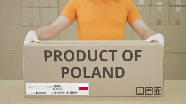 PRODUCT POLEN bedrukte tekst op de zijkant van een grote kartonnen doos in een magazijn — Stockfoto