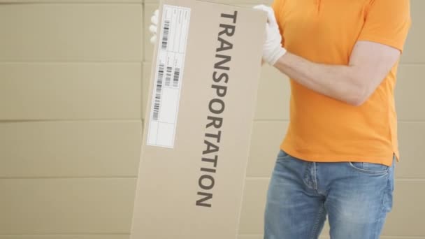 Trabajador y cartón grande con texto de TRANSPORTE en él — Vídeo de stock