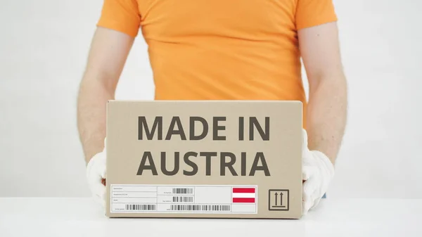 Cartón con texto MADE IN AUSTRIA sobre la mesa —  Fotos de Stock