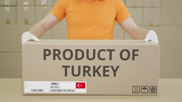 Ouvrier d'entrepôt et grande boîte avec PRODUIT DE TURQUIE texte imprimé — Photo