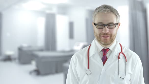 Πορτρέτο ενός χαμογελαστού άντρα γιατρού σε ένα σύγχρονο νοσοκομείο. Πυροβολήθηκε στην κόκκινη κάμερα. — Αρχείο Βίντεο