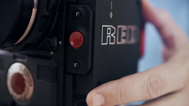 MOSCOW, RUSSIA - 13 lipca 2020 r. Mężczyzna nagrywa wideo z RED DRAGON profesjonalny aparat kinowy — Wideo stockowe