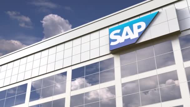 Логотип SAP SE на крыше современного здания. Редакционная концептуальная 3D анимация — стоковое видео