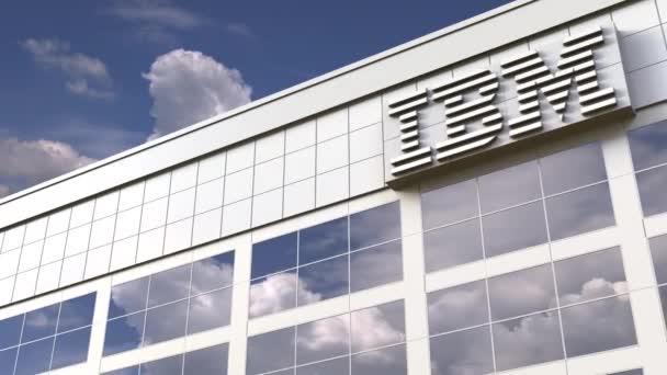 Logo IBM na szczycie nowoczesnego budynku. Redakcja konceptualna animacji 3d — Wideo stockowe