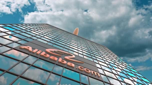 Logo Alibaba na nowoczesnym wieżowcu odbijającym chmury i latający samolot. Redakcja konceptualna animacji 3d — Wideo stockowe