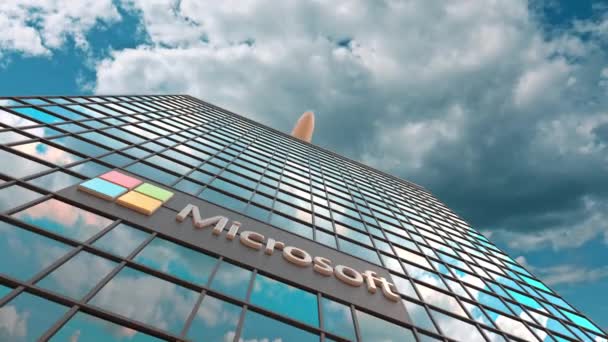 Microsoft-Logo auf einem modernen Wolkenkratzer, der Wolken und fliegende Flugzeuge reflektiert. Redaktionelle konzeptionelle 3D-Animation — Stockvideo