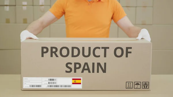Προϊόν της Ισπανίας τυπωμένο κείμενο στο πλάι ενός μεγάλου χαρτονένιου κουτιού σε μια αποθήκη — Φωτογραφία Αρχείου