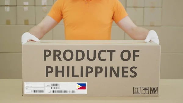 PRODUCT OF PHILIPPINES mencetak teks di sisi kotak kardus besar di gudang — Stok Foto