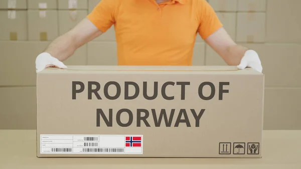 Stor låda med PRODUKTEN AV NORGE tryckt text på sidan — Stockfoto