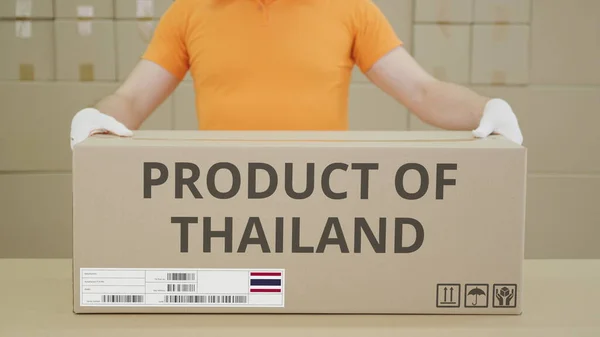 PRODUIT DE THAÏLANDE texte imprimé sur le côté d'une grande boîte en carton dans un entrepôt — Photo