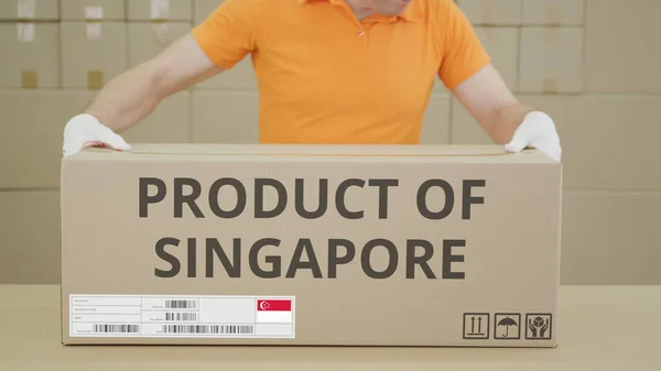 Gran caja de cartón con texto impreso PRODUCTO DE SINGAPUR en el lateral — Foto de Stock