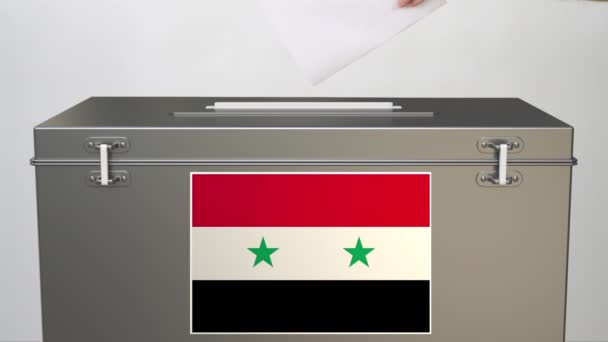 在投票箱上悬挂叙利亚国旗，并将选票放在手上 — 图库视频影像
