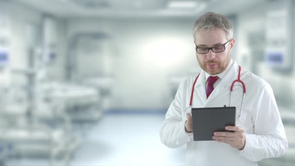 Médecin utilise tablette PC à l'hôpital — Video