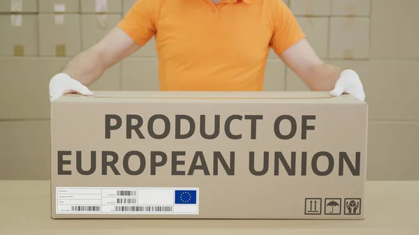 Duży karton z PRODUKTEM UNII EUROPEJSKIEJ wydrukowany tekst z boku — Zdjęcie stockowe