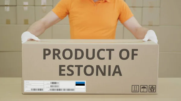 Μεγάλο κουτί με το προϊόν της ESTONIA τυπωμένο κείμενο στο πλάι — Φωτογραφία Αρχείου