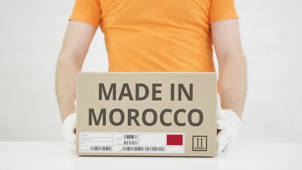 Carton avec texte MADE IN MAROCCO placé sur la table — Photo