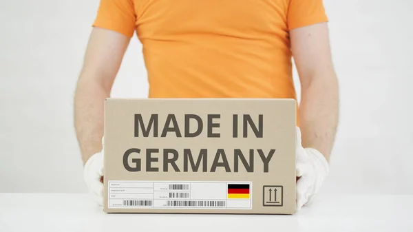 Картонка с текстом MADE IN GERMANY выставлена на стол — стоковое фото