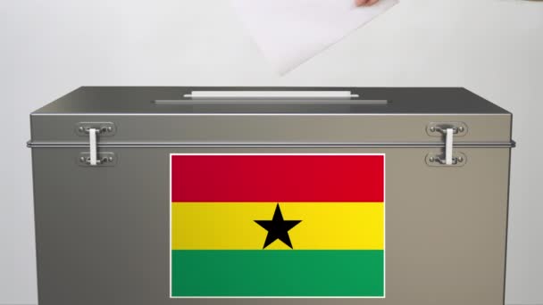 Mettere schede elettorali in urna con bandiera del Ghana. Clip relativa alla votazione — Video Stock