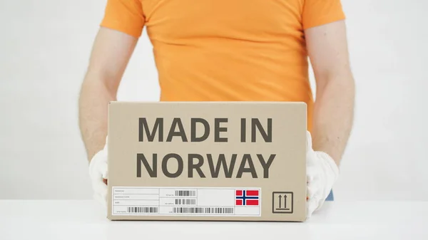 Caja con texto MADE IN NORUEGA colocado sobre la mesa —  Fotos de Stock