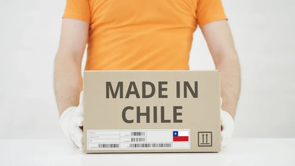 Cartón con texto MADE IN CHILE colocado sobre la mesa —  Fotos de Stock