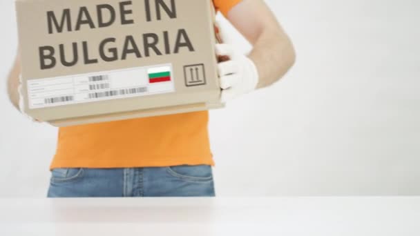 Krabička s textem MADE IN BULGARIA, který je na stole — Stock video