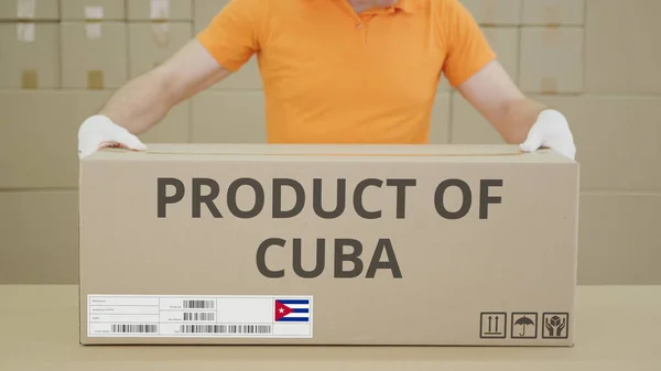Caja grande con texto impreso PRODUCTO DE CUBA en el lateral — Foto de Stock