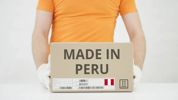 Caja con texto MADE IN PERU sobre la mesa —  Fotos de Stock