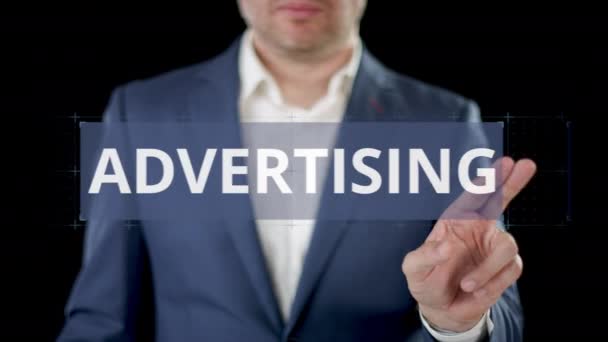 Podnikatel si prohlíží možnosti ADVERTISING, PRODEJE PROMOTION a VEŘEJNÉ VZTAHY na moderním displeji — Stock video