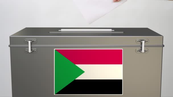 在投票箱上悬挂苏丹国旗，并将选票放在手上 — 图库视频影像