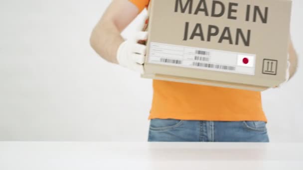 Κουτί με κείμενο MADE IN JAPAN να τοποθετείται στο τραπέζι — Αρχείο Βίντεο