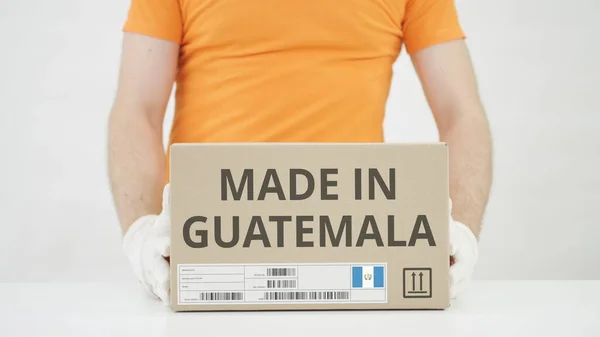 Parcela con MADE IN GUATEMALA trabajador de texto y almacén —  Fotos de Stock