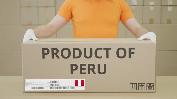 Große Schachtel mit PRODUKT VON PERU bedrucktem Text auf der Seite — Stockfoto